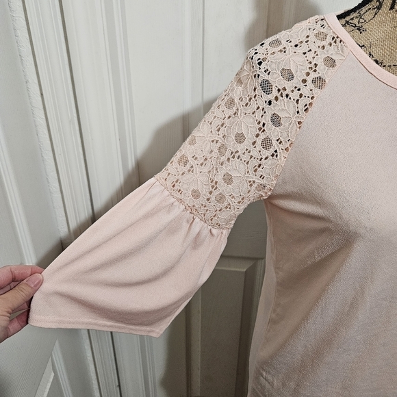 Adrianna Papell Pale Pink Lace Shoulder Blouse Size S - Picture 3 of 11